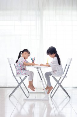 Asyalı küçük Çinli kız evde ödev