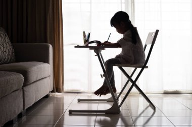 Asyalı küçük Çinli kız evde ödev