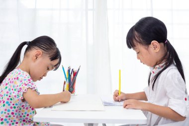 Asyalı küçük Çinli kız evde ödev