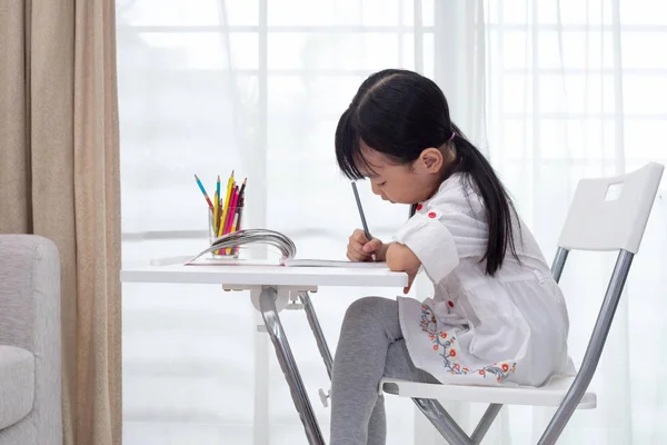 Asiatische Kleine Chinesische Mädchen Hausaufgaben Hause — Stockfoto