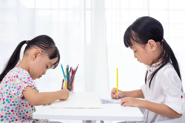 Asyalı küçük Çinli kız evde ödev