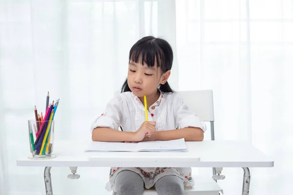 アジアの中国の女の子が自宅での宿題 — ストック写真