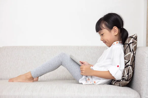 Aziatische Chinese Meisje Zittend Bank Spelen Digitale Tablet Huiskamer — Stockfoto