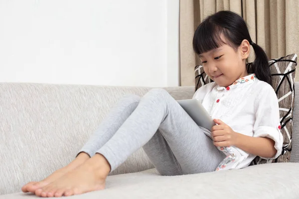 Asiática China Niña Sentada Sofá Jugando Tableta Digital Sala Estar — Foto de Stock