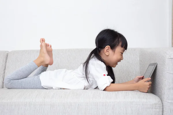 Asiática China Niña Acostada Sofá Jugando Tableta Sala Estar — Foto de Stock