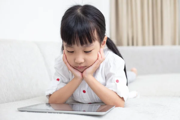 Asiatico Cinese Bambina Sdraiata Sul Divano Giocare Tablet Soggiorno — Foto Stock