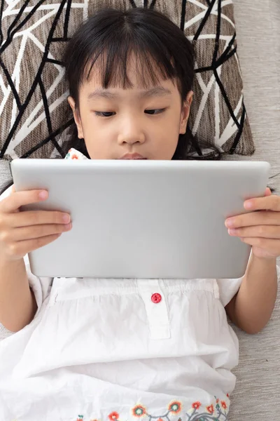 Asiática China Niña Acostada Sofá Jugando Tableta Sala Estar — Foto de Stock