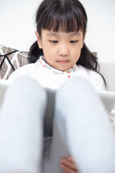 Asiática China Niña Sentada Sofá Jugando Tableta Sala Estar — Foto de Stock