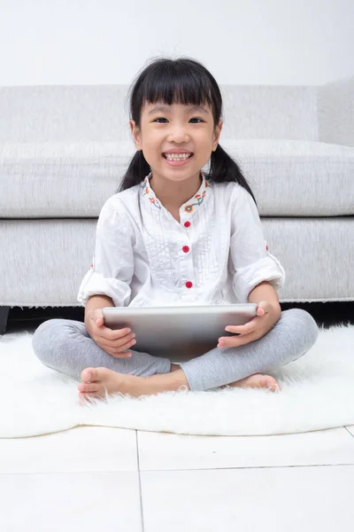 Azjatycki Chiński Dziewczynka Siedzi Podłodze Grając Tabletu Salonie — Zdjęcie stockowe