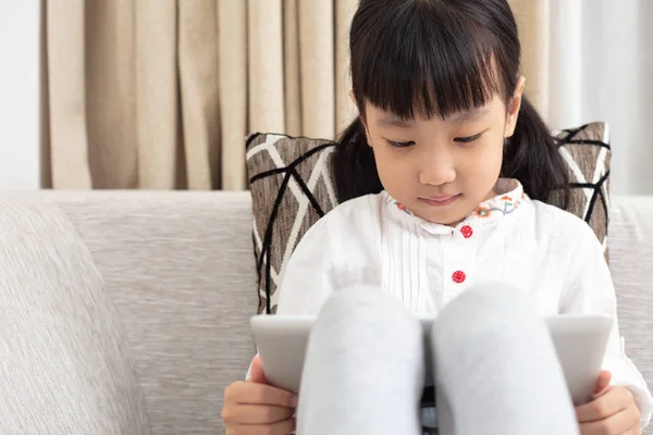 Asiática China Niña Sentada Sofá Jugando Tableta Digital Sala Estar — Foto de Stock