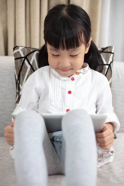 Asiática China Niña Sentada Sofá Jugando Tableta Digital Sala Estar — Foto de Stock