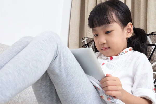 Asiática China Niña Sentada Sofá Jugando Tableta Digital Sala Estar — Foto de Stock