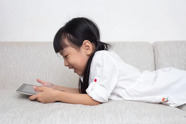 Asiática China Niña Acostada Sofá Jugando Tableta Sala Estar — Foto de Stock