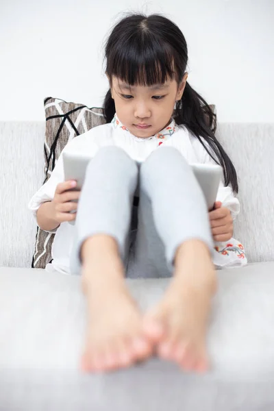 Azjatycki Chiński Dziewczynka Siedzi Kanapie Odtwarzanie Tablet Pokoju Dziennym — Zdjęcie stockowe