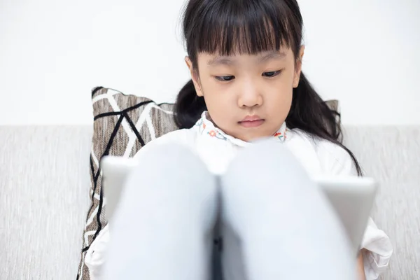 Asiática China Niña Sentada Sofá Jugando Tableta Sala Estar — Foto de Stock