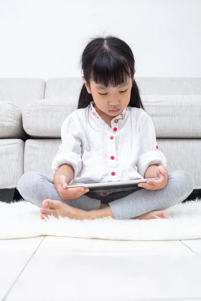 Asiática China Niña Sentada Suelo Jugando Con Tableta Sala Estar — Foto de Stock