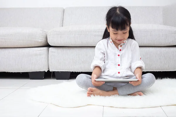 Azjatycki Chiński Dziewczynka Siedzi Podłodze Grając Tabletu Salonie — Zdjęcie stockowe