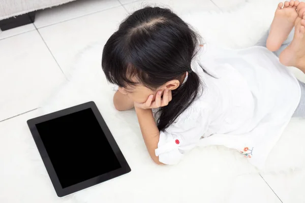 Azjatycki Chiński Dziewczynka Podłodze Odtwarzanie Tablet Pokoju Dziennym — Zdjęcie stockowe