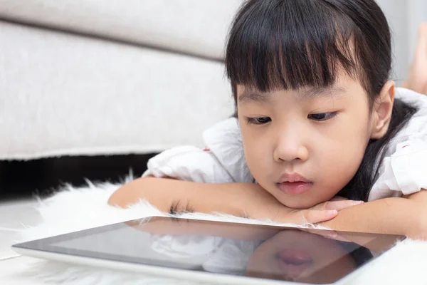 Azjatycki Chiński Dziewczynka Podłodze Odtwarzanie Tablet Pokoju Dziennym — Zdjęcie stockowe