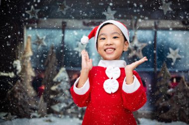 Asyalı Çinli küçük kız eller Yılbaşı sırasında açık alkışlar