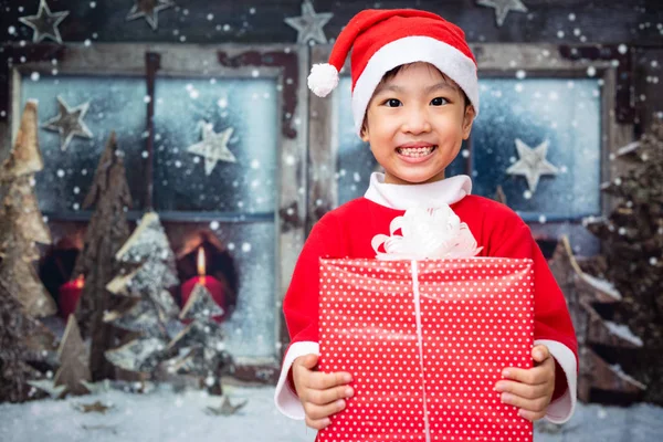 Азиатская Маленькая Китайская Девочка Держит Подарок Открытым Небом Канун Рождества — стоковое фото