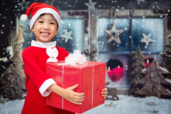 Asiática China Niña Celebración Regalo Aire Libre Durante Víspera Navidad — Foto de Stock