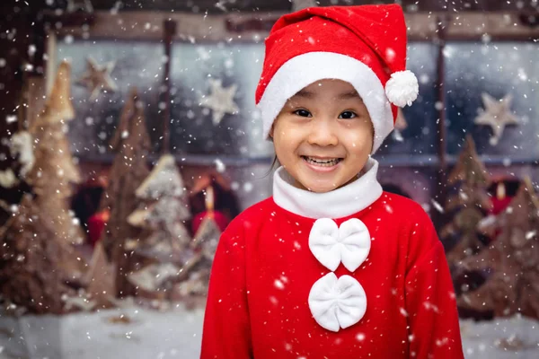 Азиатская Маленькая Девочка Играет Снежинками Свежем Воздухе Канун Рождества — стоковое фото