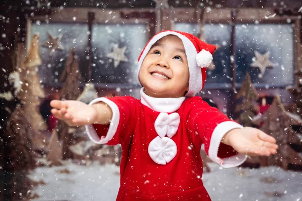 Азиатская Маленькая Девочка Играет Снежинками Свежем Воздухе Канун Рождества — стоковое фото