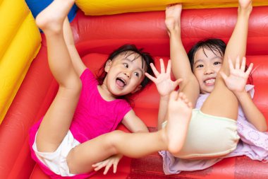 Asyalı küçük Çinli kız kapalı Bahçesi Şişme kalede oynayan