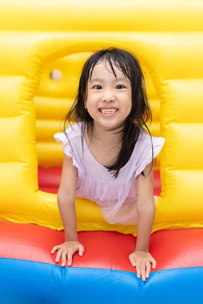 Asiática Poco China Chica Jugando Inflable Castillo Interior Patio — Foto de Stock