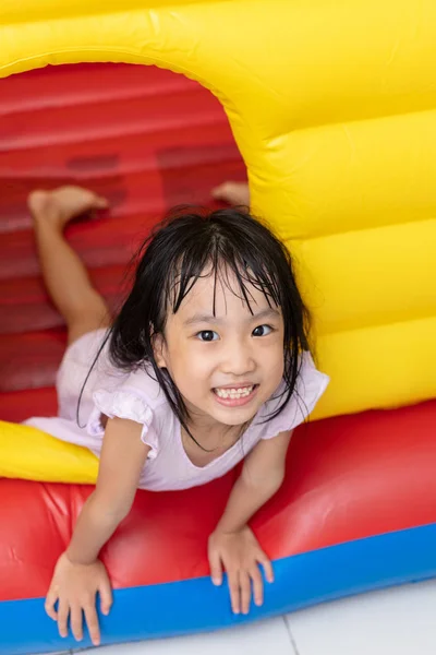 Asiatisches Kleines Chinesisches Mädchen Spielt Auf Hüpfburg Auf Indoor Spielplatz — Stockfoto