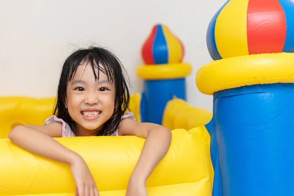 Asiatisches Kleines Chinesisches Mädchen Spielt Auf Hüpfburg Auf Indoor Spielplatz — Stockfoto