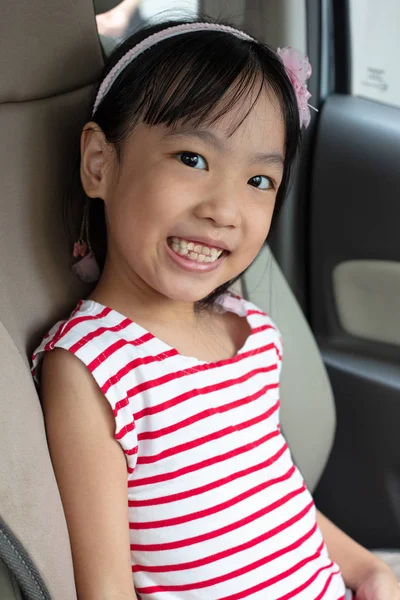 Happy Asian Little Chinese Girl Sentado Banco Passageiro Dentro Carro — Fotografia de Stock