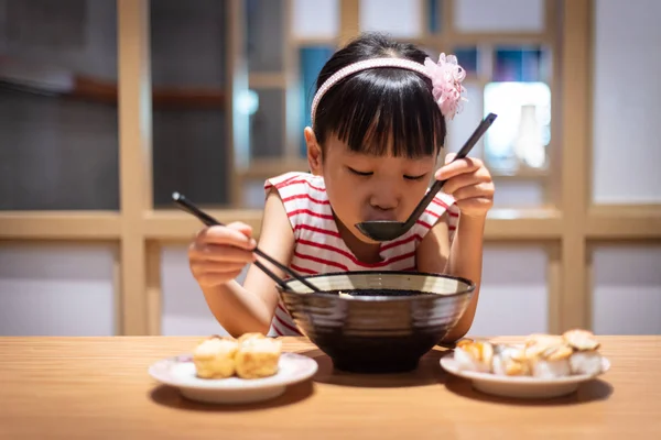 Asiatique Petite Fille Chinoise Manger Des Nouilles Ramen Dans Restaurant — Photo
