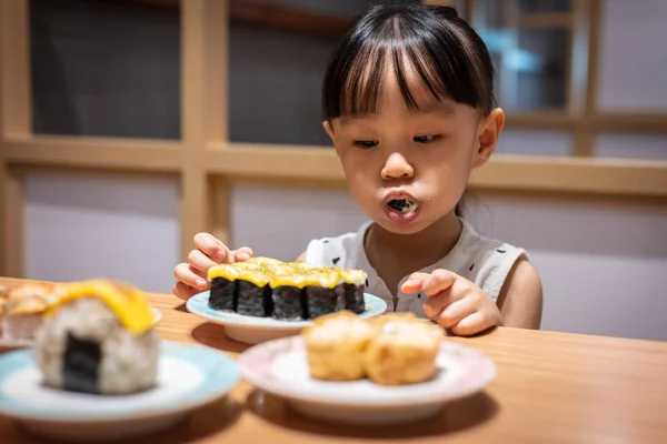 Asiatiska Liten Kinesisk Flicka Äter Sushi Japansk Restaurang — Stockfoto