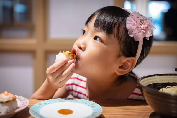 Asiatische Kleine Chinesische Mädchen Essen Sushi Einem Japanischen Restaurant — Stockfoto