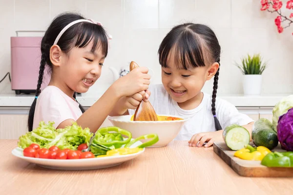 Asian Chinese Little Sisters Making Salad Kitchen Home — Stock Photo, Image