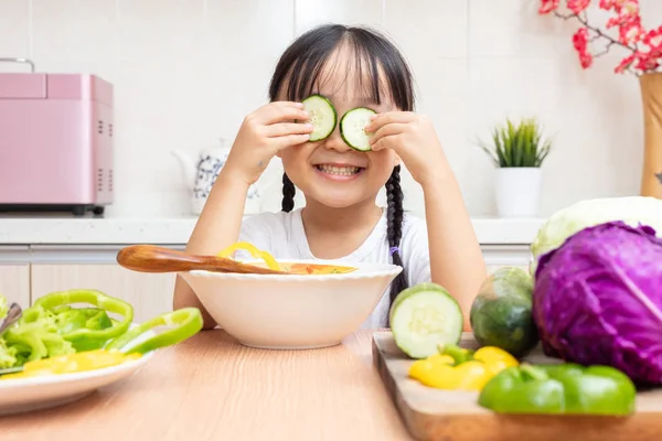 Asiática China Niña Jugando Con Pepino Cocina Casa — Foto de Stock