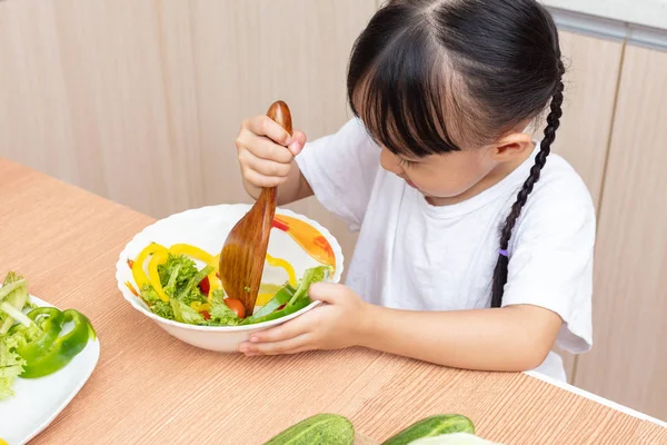 Azjatycki Chiński Dziewczynka Sałatka Kuchni Domu — Zdjęcie stockowe