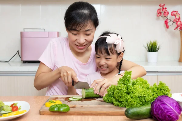 Asian Chinese Mother Daughter Making Salad Kitchen Home — Stock Photo, Image