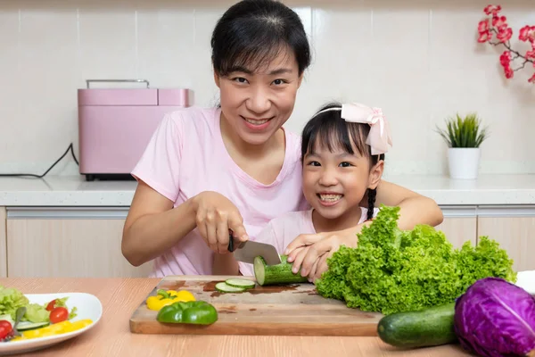 Asiatisk Kinesisk Mor Datter Som Lager Salat Kjøkkenet Hjemme – stockfoto