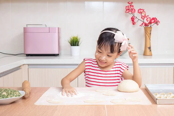 Asiatico Cinese Bambina Making Dumpling Cucina Casa — Foto Stock