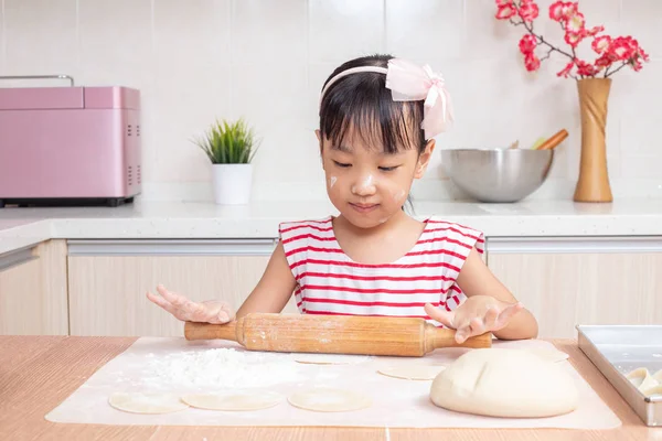 Asian Chinese Little Girl Making Dumpling Kitchen Home — Stock Photo, Image