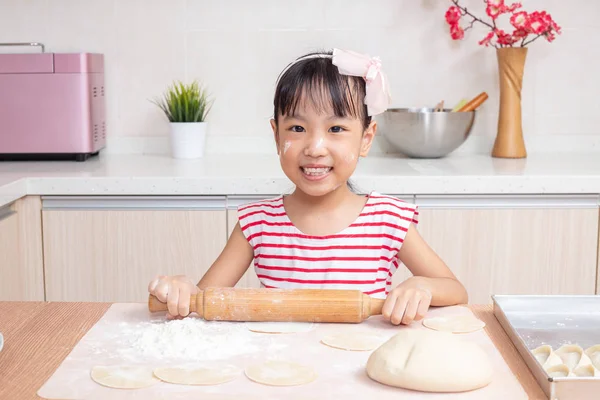 Asiatico Cinese Bambina Making Dumpling Cucina Casa — Foto Stock