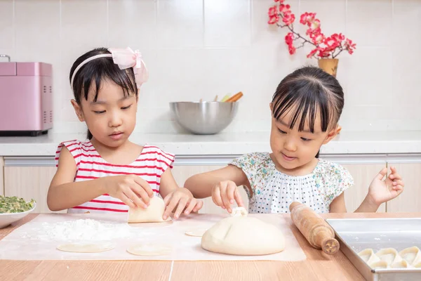Азіатський Китайський Сестричок Робить Dumpling Вдома Кухні — стокове фото