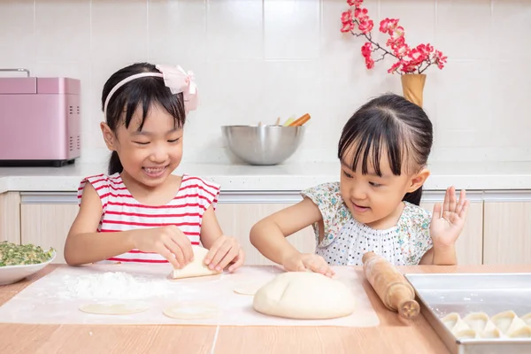 Asiática China Hermanitas Haciendo Dumpling Cocina Casa — Foto de Stock