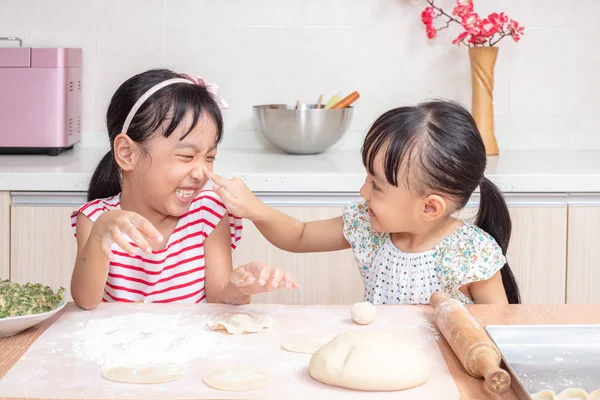 Asiática China Hermanitas Haciendo Dumpling Cocina Casa — Foto de Stock