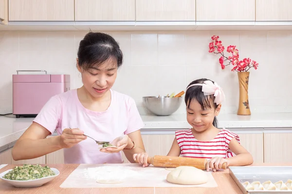 Asiática China Madre Hija Haciendo Dumpling Cocina Casa — Foto de Stock