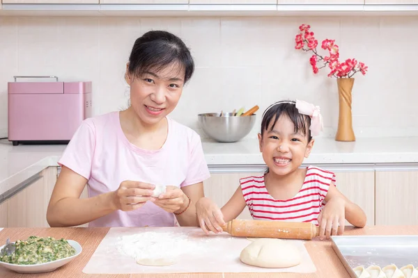 Asian Chinese Mother Daughter Making Dumpling Kitchen Home — Stock Photo, Image