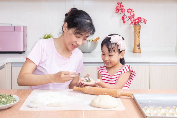 Asiática China Madre Hija Haciendo Dumpling Cocina Casa — Foto de Stock
